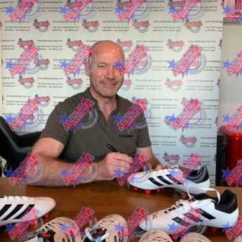 Легенди футболни обувки с рамка Shearer Signed Boot (Framed)