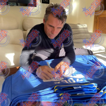 Легенди фланелка с рамка Chelsea FC 1997 Zola Signed Shirt (Framed)