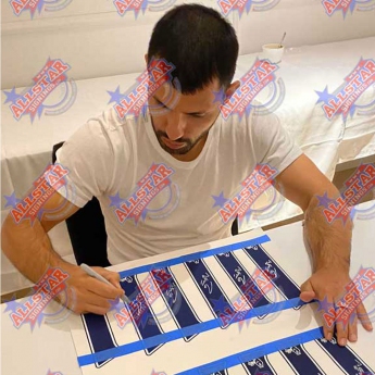 Легенди фланелка с рамка Manchester City FC Aguero Signed Shirt (Framed)