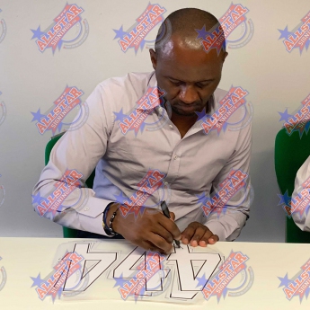 Легенди фланелка с рамка Arsenal FC Vieira Signed Shirt