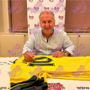 Легенди фланелка с рамка Brasil 1982 Zico Signed Shirt (Framed)