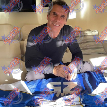 Легенди фланелка с рамка Chelsea FC 1998 Zola Signed Shirt (Framed)