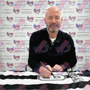 Легенди фланелка с рамка Newcastle United FC 1996-2006 Shearer Signed Shirt (Framed)