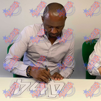 Легенди футболна фланелка Arsenal FC 2020-2021 Vieira Signed Shirt