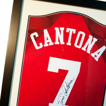 Легенди фланелка с рамка Manchester United Cantona Signed Shirt Silhouette