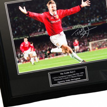 Легенди картина в рамка Manchester United Treble Winners Signed Framed Prints