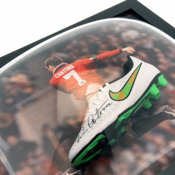 Легенди футболни обувки с рамка Manchester United Cantona Signed Boot (Framed)