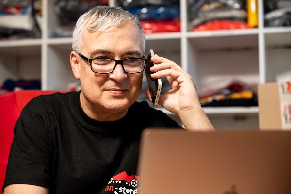 Наша колежка от екипа за обслужване на клиенти на fan-store.bg